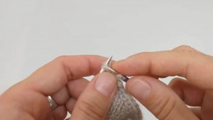 Put the horizontal bar onto left hand needle.