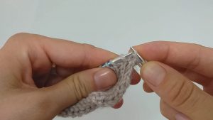 horizontal bar onto left hand needle